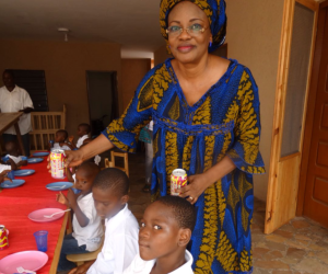 woman serving drinks to kids
